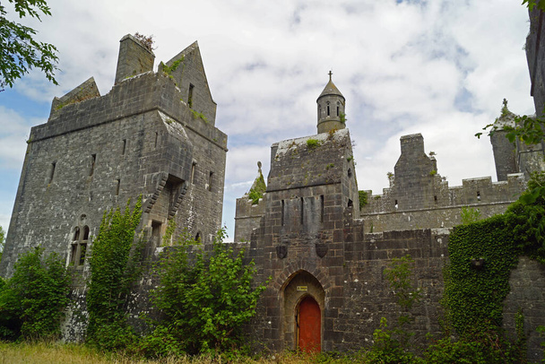 Dromore Castle ist ein Herrenhaus in Templenoe, County Kerry, Irland, mit Blick auf den Kenmare River. - Foto, Bild