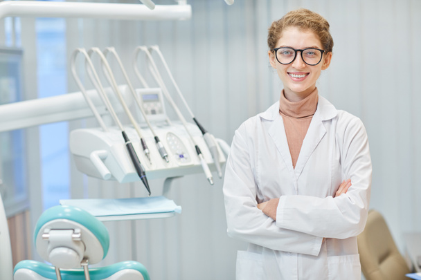 Стоматолог в стоматологической клинике - Фото, изображение