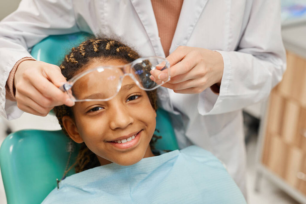 Meisje op tandartspraktijk - Foto, afbeelding