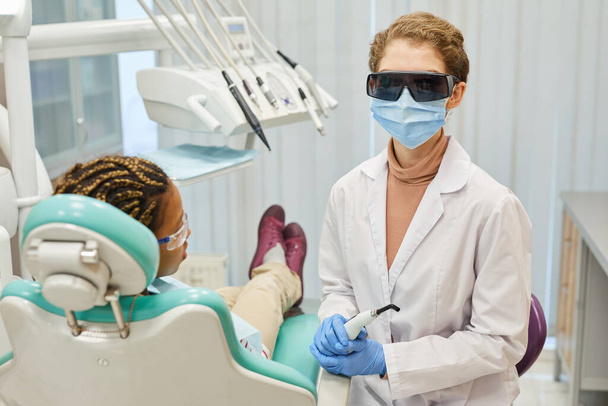 Dentysta pracujący w klinice - Zdjęcie, obraz