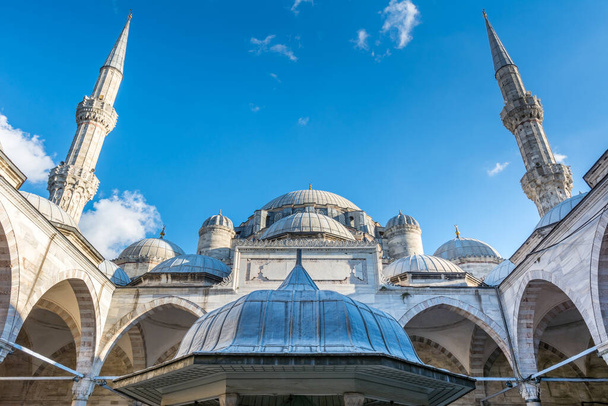 Cúpulas y minaretes de la mezquita Suleymaniye contra el cielo azul en Estambul, Turquía   - Foto, imagen