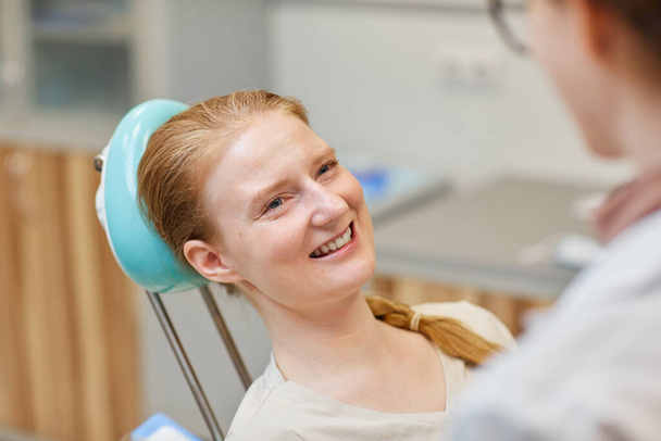 Женщина в зубной клинике - Фото, изображение