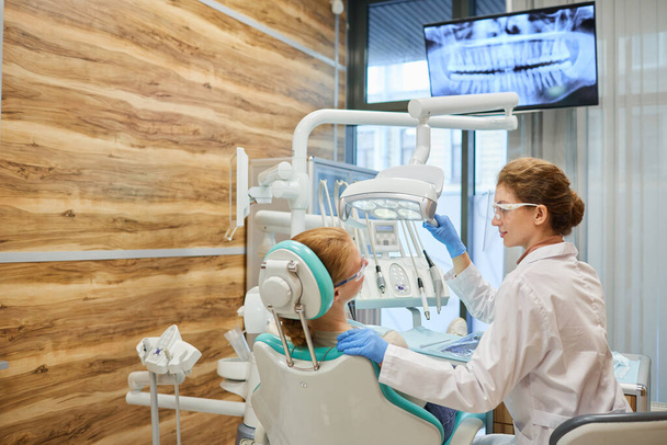 Консультація стоматолога в клініці
 - Фото, зображення