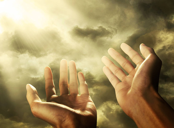 Las manos abren el culto a la palma. Mano abierta hasta la puesta del sol cielo - Foto, Imagen