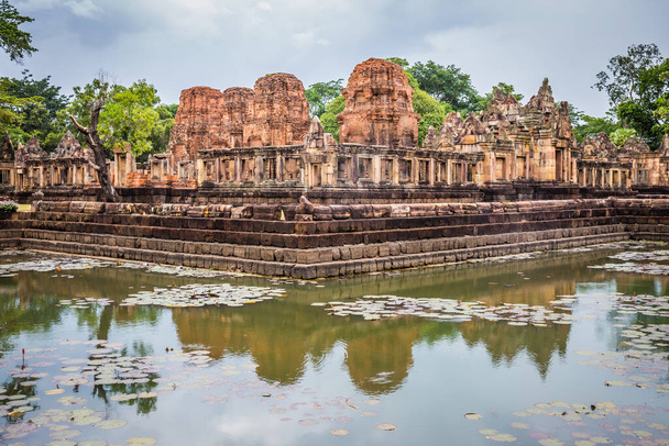 Mueang Tam Stone Sanctuary - це замок, побудований в стародавній кхмерський період в Бурірамі, Таїланд.. - Фото, зображення