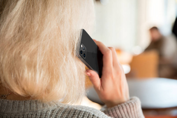 Genç beyaz kadın yeni akıllı telefondan konuşuyor.. - Fotoğraf, Görsel