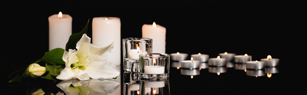 κρίνο, κεριά σε μαύρο φόντο, έννοια κηδεία, πανό - Φωτογραφία, εικόνα