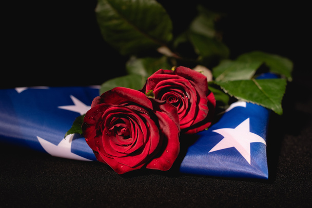 Kırmızı güller ve siyah arka planda Amerikan bayrağı, cenaze konsepti - Fotoğraf, Görsel