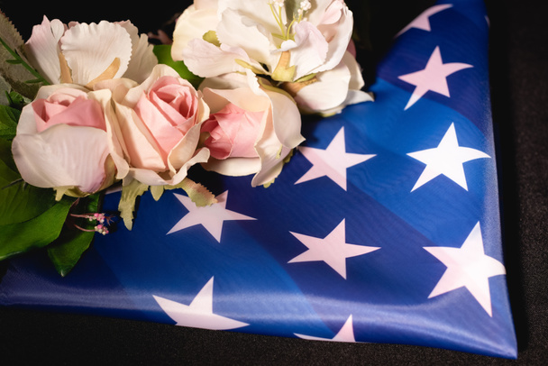 rose bouquet and american flag on black background, funeral concept - Foto, Imagem