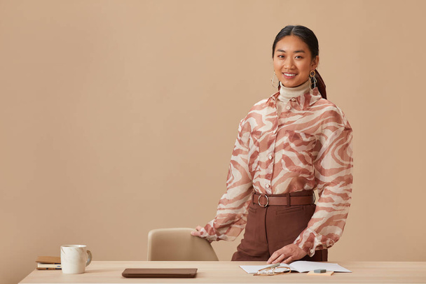 Businesswoman at her workplace - Foto, afbeelding