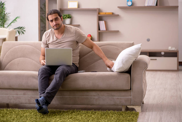 Young male freelancer working at home - Foto, immagini