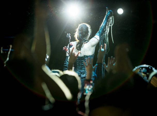 Within Temptation εκτέλεση επί σκηνής κατά τη διάρκεια φεστιβάλ μουσικής  - Φωτογραφία, εικόνα