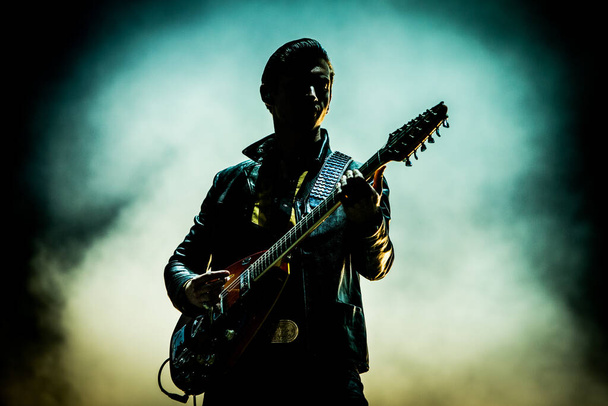 Arctic Monkeys treden op tijdens muziekfestival  - Foto, afbeelding