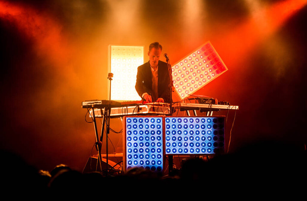 Falco Benz выступают на сцене во время музыкального фестиваля  - Фото, изображение