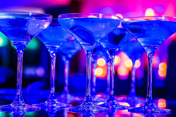 A closeup shot of cocktails at a bar - Foto, afbeelding