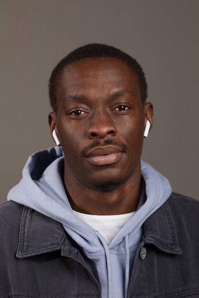 Vezeték nélküli fülhallgatós férfi - Fotó, kép