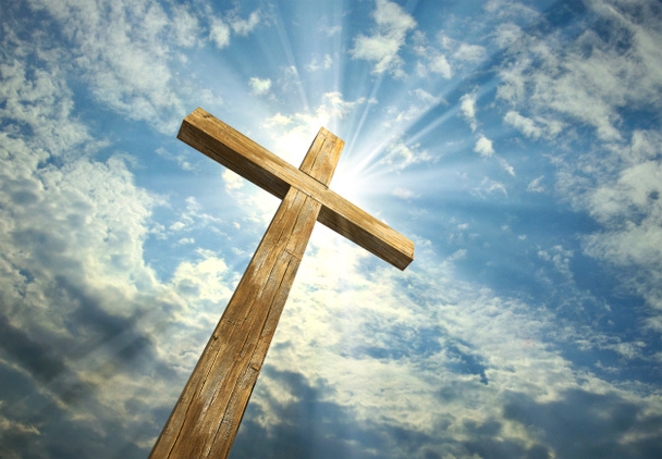 Kreuz auf blauem Himmel - strahlend auf blauem Himmel mit Wolken - Foto, Bild