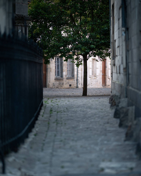 Small street in Chalon en Champagne (France) on a hot sunny day in summer - Foto, immagini