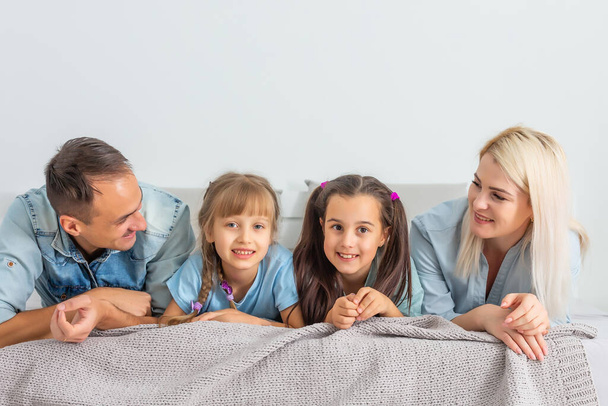 familia feliz con niños en la cama - Foto, Imagen