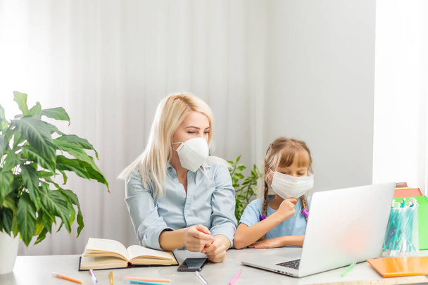 Business Woman and child wear sanitary masks Work at home To prevent the corona virus - Foto, Bild