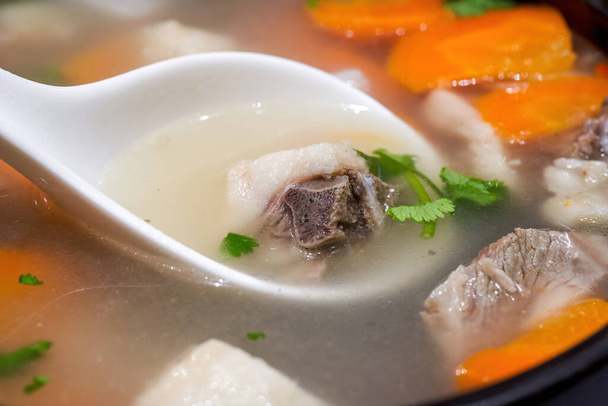 Un délicieux plat chinois, soupe de côtelette d'agneau au radis - Photo, image