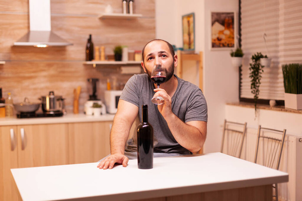 Hombre con degustación de vino - Foto, Imagen