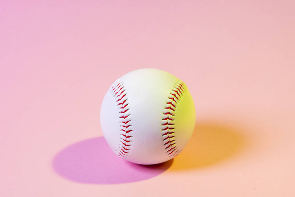 Μπάλα του μπέιζμπολ σε ροζ φόντο. Ομαδική ιδέα αθλητισμού - Φωτογραφία, εικόνα