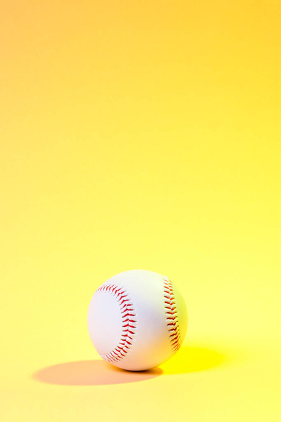 Μπάλα του μπέιζμπολ σε κίτρινο φόντο. Ομαδική ιδέα αθλητισμού - Φωτογραφία, εικόνα