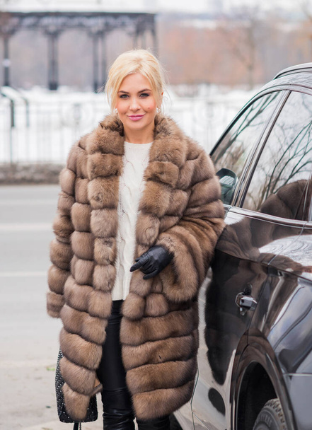 Nice elegant lady in fur coat at nature, autumn - winter season time, woman with attractive appearance - Valokuva, kuva