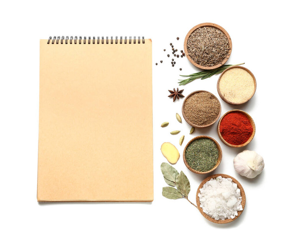 Cook kirja eri mausteet valkoisella taustalla - Valokuva, kuva