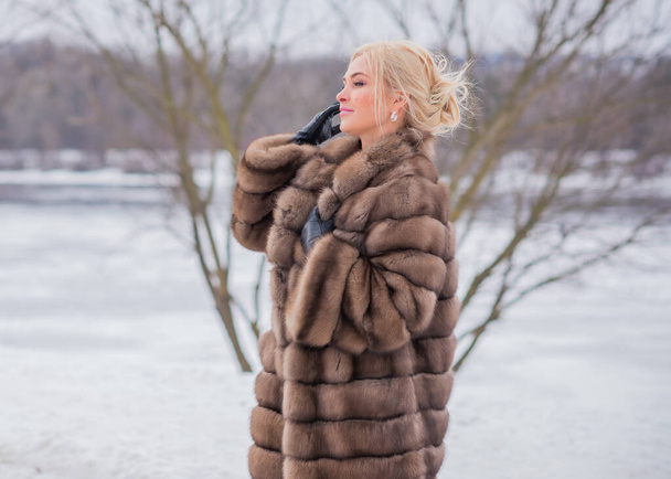  Νίκαια κομψή κυρία με γούνα παλτό στη φύση, φθινόπωρο - χειμερινή περίοδο, γυναίκα με ελκυστική εμφάνιση - Φωτογραφία, εικόνα