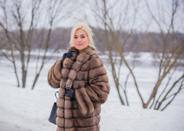  Belle dame élégante en manteau de fourrure à la nature, automne - saison d'hiver, femme avec une apparence attrayante - Photo, image