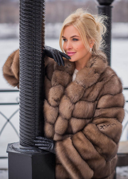  Гарна, вишукана жінка в хутряному пальто, осінь - зима, жінка з привабливим виглядом. - Фото, зображення