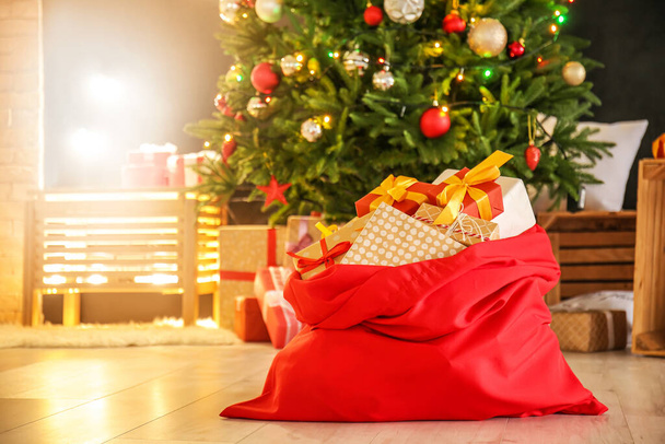 Bolso de Santa con regalos de Navidad en la habitación - Foto, imagen
