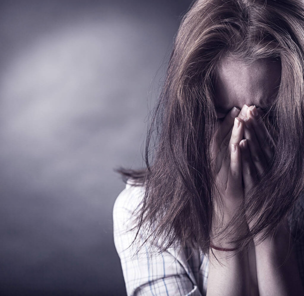 Jonge vrouw verdrietig en huilend. Portret van een huilende jonge eenzame vrouw. vrouw die zich depressief en gestrest voelt - Foto, afbeelding