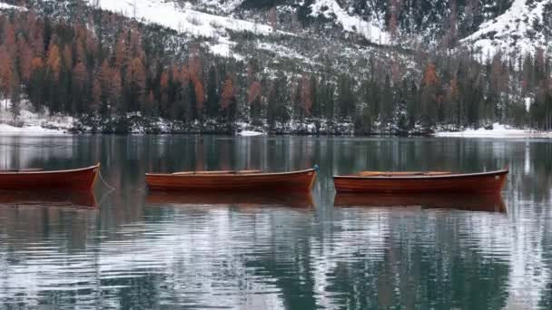 Чудові човни в альпійському озері Брейз. - Кадри, відео
