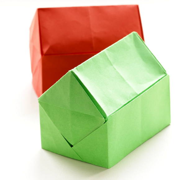 Цветные дома из бумаги оригами на белом фоне
 - Фото, изображение