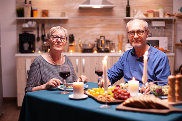 Радостная пара на кухне смотрит в камеру - Фото, изображение