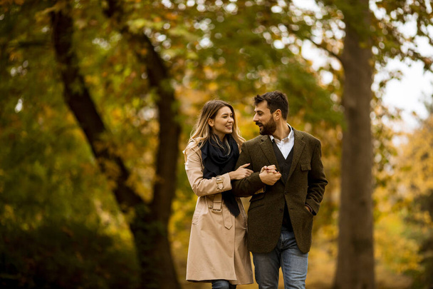 Handsome young couple walking in the autumn park - Foto, Bild