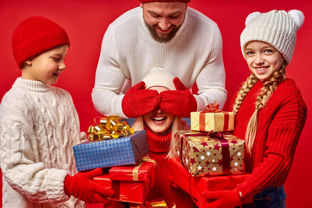 happy family holding christmas gift box, new year and christams concept - Valokuva, kuva