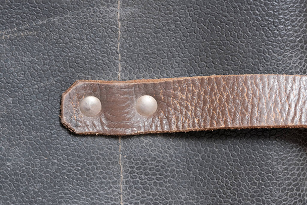 Текстурований шкіряний фон з фрагментів старої шкарпетки, що використовує портфель навігатора крупним планом макрозйомка
 - Фото, зображення