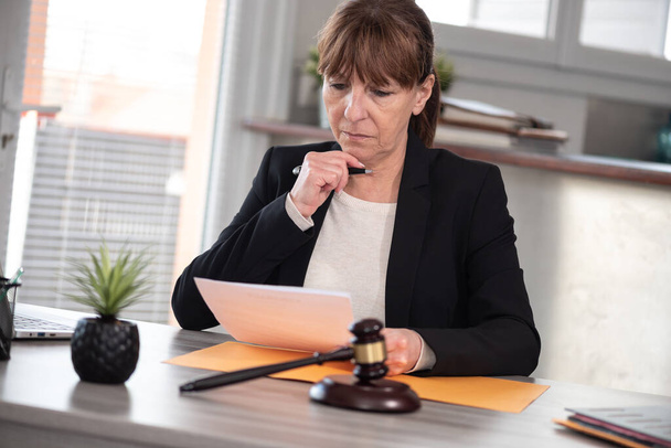 Γυναίκα δικηγόρος που εργάζεται σε έγγραφο. Έννοια του δικαίου, των συμβουλών και της δικαιοσύνης - Φωτογραφία, εικόνα