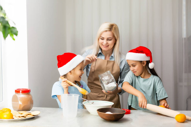 feliz engraçado mãe e crianças assar biscoitos de Natal - Foto, Imagem