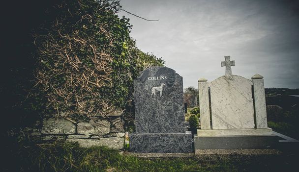 Cruz celta de Irlanda en el cementerio medieval de la iglesia Antiguo cementerio espeluznante. Cementerio encantado. Un lugar aterrador. Tumbas antiguas - Foto, Imagen