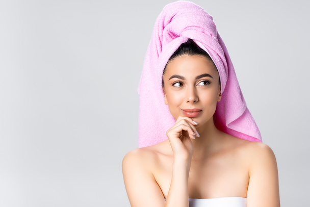 zasněná krásná žena s ručníkem na vlasy izolované na šedé - Fotografie, Obrázek