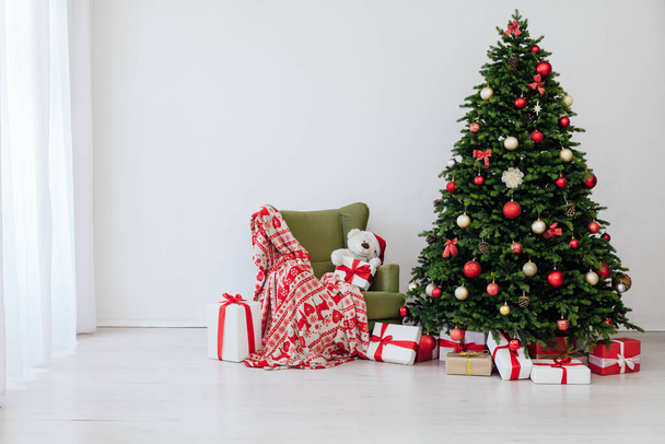 クリスマスツリーの下にプレゼントがあるリビングルーム - 写真・画像
