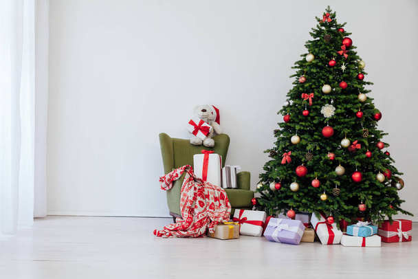 Karácsonyfa ajándékokkal a nappali alatt - Fotó, kép