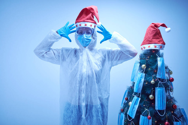 Célébration de Noël et du Nouvel An en quarantaine pendant la pandémie de Covide 19 / Coronavirus.  - Photo, image