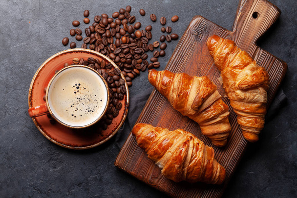 Καφές εσπρέσο και κρουασάν για πρωινό. Πάνω όψη επίπεδη lay - Φωτογραφία, εικόνα