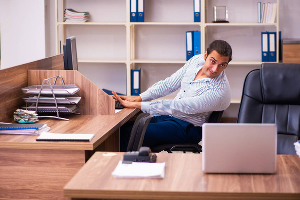 Молодий працівник чоловічої статі працює в офісі
 - Фото, зображення